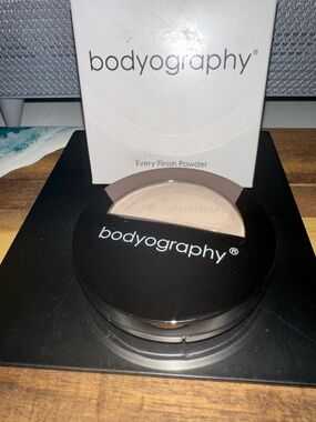 Bodyography Every Finish Powder - Light Beige Setting Powder for Women